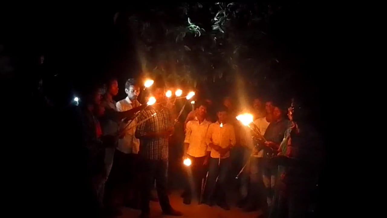 Andhra Pradesh: మా జీవితాల్లో చీకట్లు తొలగేదెన్నడు..?! దీపావళి వేళ కాగడాలతో గిరిజనుల నిరసన..