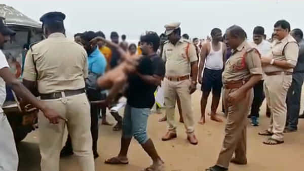 Bapatla: దసరా సెలవుల్లో విషాదం.. ఏడుగురు విద్యార్థుల గల్లంతు.. సరదాగా బీచ్కు వెళ్లి..