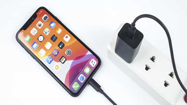 Apple Iphone: ఐఫోన్ యూజర్లకు పండగలాంటి వార్త.. ఇకపై ఛార్జింగ్ సమస్యలకు ఫుల్స్టాప్..