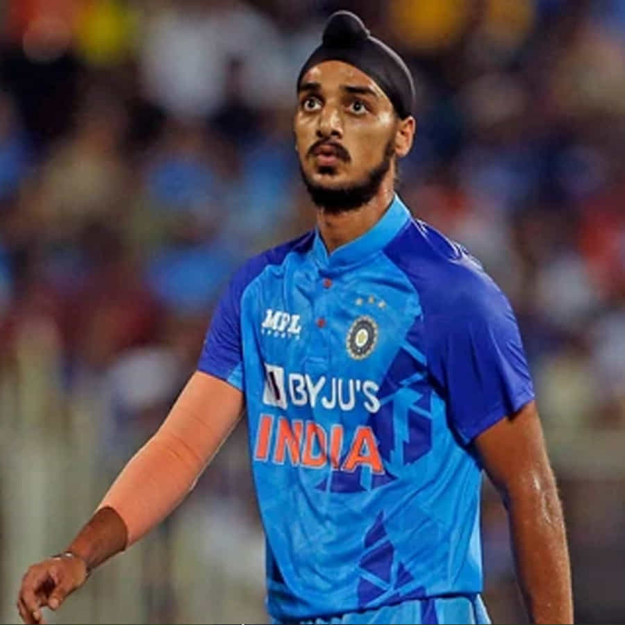 అర్ష్దీప్ సింగ్ (భారతదేశం).. భారత జట్టు ఫాస్ట్ బౌలర్ అర్ష్దీప్ సింగ్ 2018 సంవత్సరంలో అండర్-19 ప్రపంచకప్ గెలిచిన టీమ్ ఇండియాలో భాగమయ్యాడు. ఈ ఆటగాడు ఐపీఎల్లో అద్భుత ప్రదర్శన చేయడం ద్వారా టీమిండియాలో తన స్థానాన్ని సంపాదించుకున్నాడు. అదే సమయంలో ఈ ఆటగాడి ప్రదర్శన భారత జట్టుకు కూడా అద్భుతంగా ఉంది. అర్ష్దీప్ సింగ్ టీ20 కెరీర్ను పరిశీలిస్తే.. ఈ ఆటగాడు ఇప్పటి వరకు 13 అంతర్జాతీయ మ్యాచ్లు ఆడాడు. అర్ష్దీప్ సింగ్ 13 మ్యాచ్ల్లో 19 వికెట్లు తీశాడు. కాగా, అర్ష్దీప్ సింగ్ 12 పరుగులకు 3 వికెట్లు పడగొట్టడం అత్యుత్తమ బౌలింగ్గా నిలిచింది. ఇది కాకుండా, అర్ష్దీప్ సింగ్ ఎనకానీ రేటు 8.14గా ఉంది.