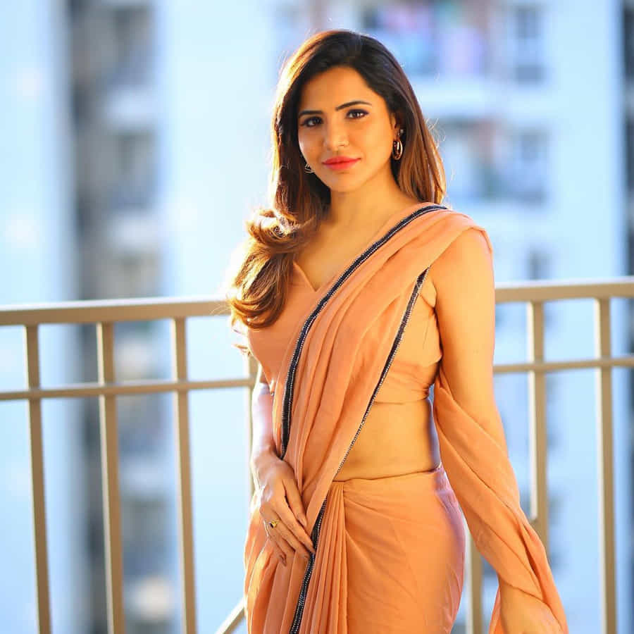 సామజిక మాధ్యమాల్లో చురుకుగా ఉంటున్న అషు రెడ్డి.. నిత్యం ఓ కొత్త ఫోటోషూట్ పోస్ట్ చేస్తూ వస్తోంది. రోజుకు రోజుకు తన డ్రెస్సింగ్ సెన్స్ మారుస్తూ రావడం, అందాల డోస్ పెంచడం లాంటివి చూస్తూనే ఉన్నాం. తాజాగా మరో ఫోటో షూట్ తో పిచ్చెక్కిస్తున్నాం.