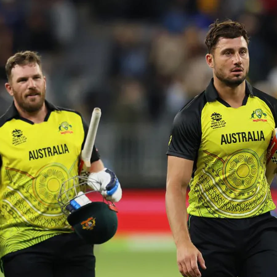 టీ20 ప్రపంచకప్ 2022లో ఆస్ట్రేలియా తొలి విజయాన్ని అందుకుంది. మంగళవారం పెర్త్లో జరిగిన మ్యాచ్లో శ్రీలంకను ఏడు వికెట్ల తేడాతో ఓడించింది. ఆసీస్ విజయానికి కీలక పాత్ర వహించాడు ఆ జట్టు ఆల్రౌండర్ మార్కస్ స్టోయినిస్. 5వ స్థానంలో బ్యాటింగ్కు దిగి.. తుఫాన్ ఇన్నింగ్స్తో హాఫ్ సెంచరీ సాధించడమే కాకుండా.. రికార్డులు సృష్టించాడు. అవేంటో తెలుసుకుందాం.