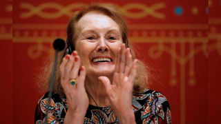 ఇరాన్ హిజాబ్ వ్యతిరేక సెగ.. ఊహించని పని చేసిన స్వీడిష్ యూరో ఎంపీ.. అంతా షాక్