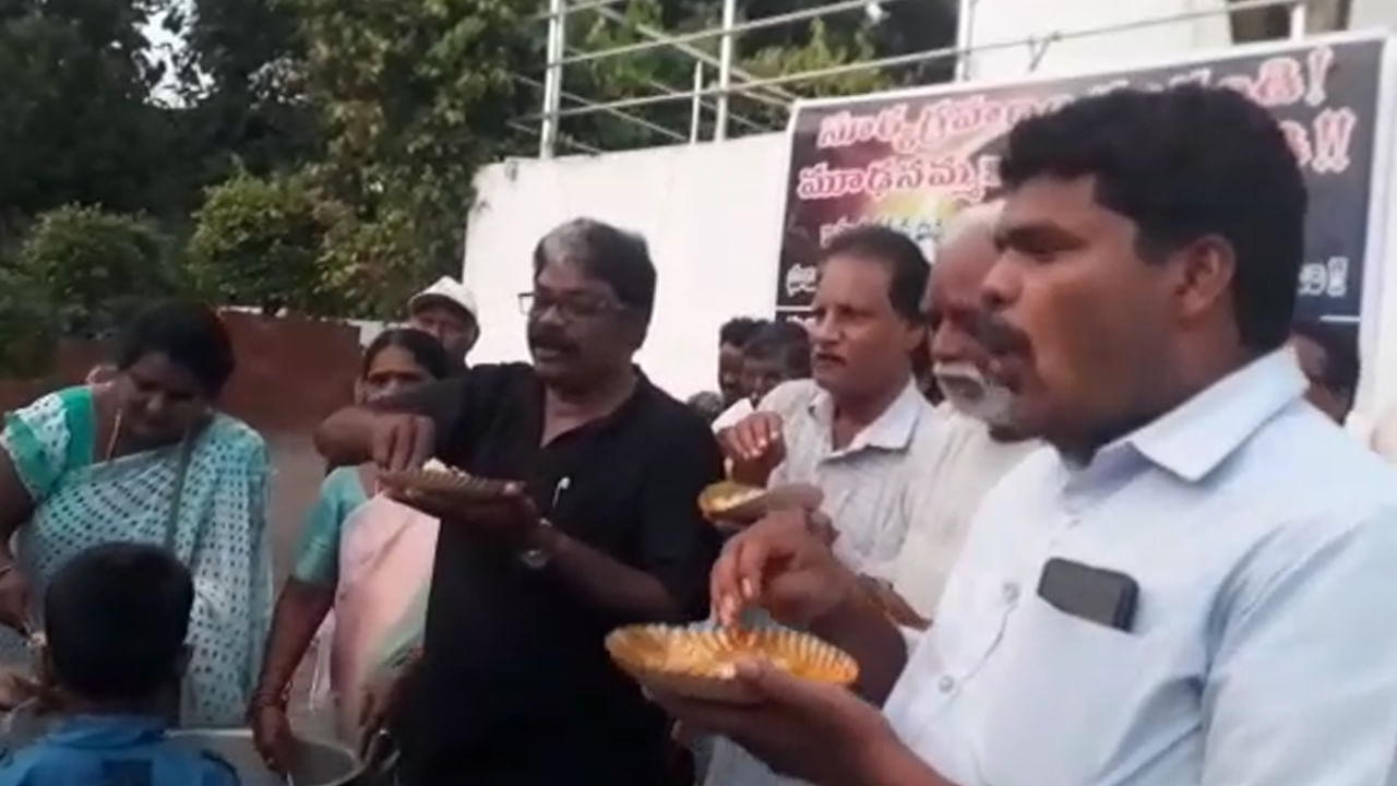 Solar Eclipse: మూఢ విశ్వాసాలపై అవగాహన.. గ్రహణం సమయంలోనే రహదారిపై..