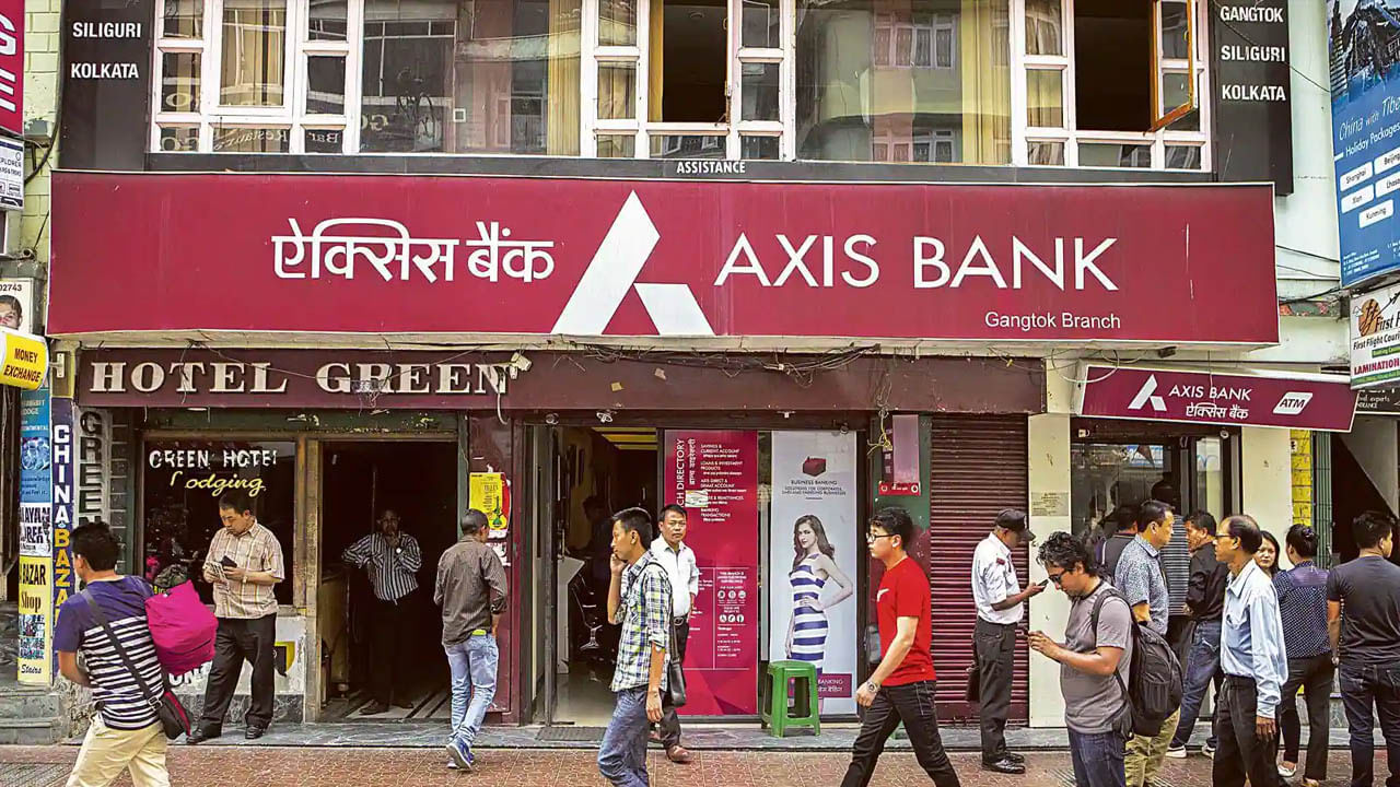 Axis Bank: యాక్సిస్ బ్యాంక్ కస్టమర్లకు షాక్.. తక్షణమే అమల్లోకి వచ్చిన రేట్లు..!