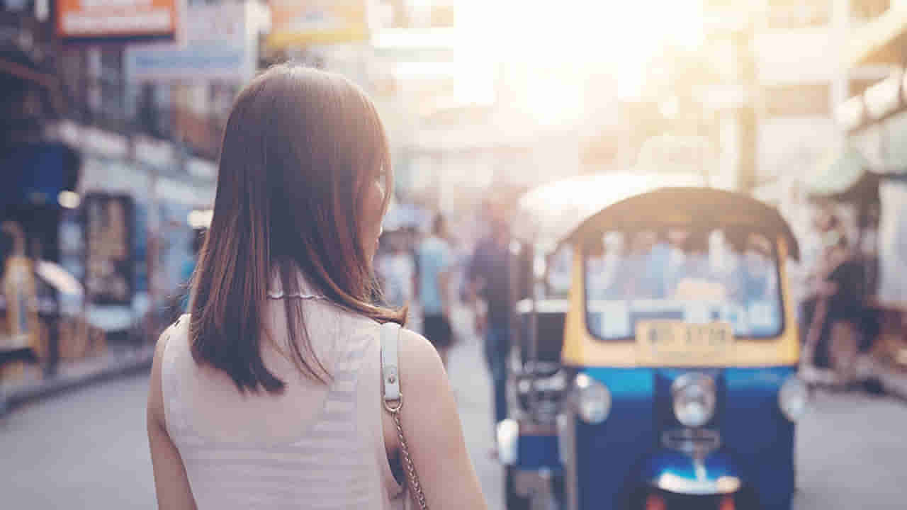 Girls Safety Tricks: క్యాబ్ ప్రయాణంలో అనుమానం వస్తే వెంటనే ఇలా చేయండి.. సేఫ్గా బయటపడొచ్చు.. ఆ టిప్స్ ఇవే..