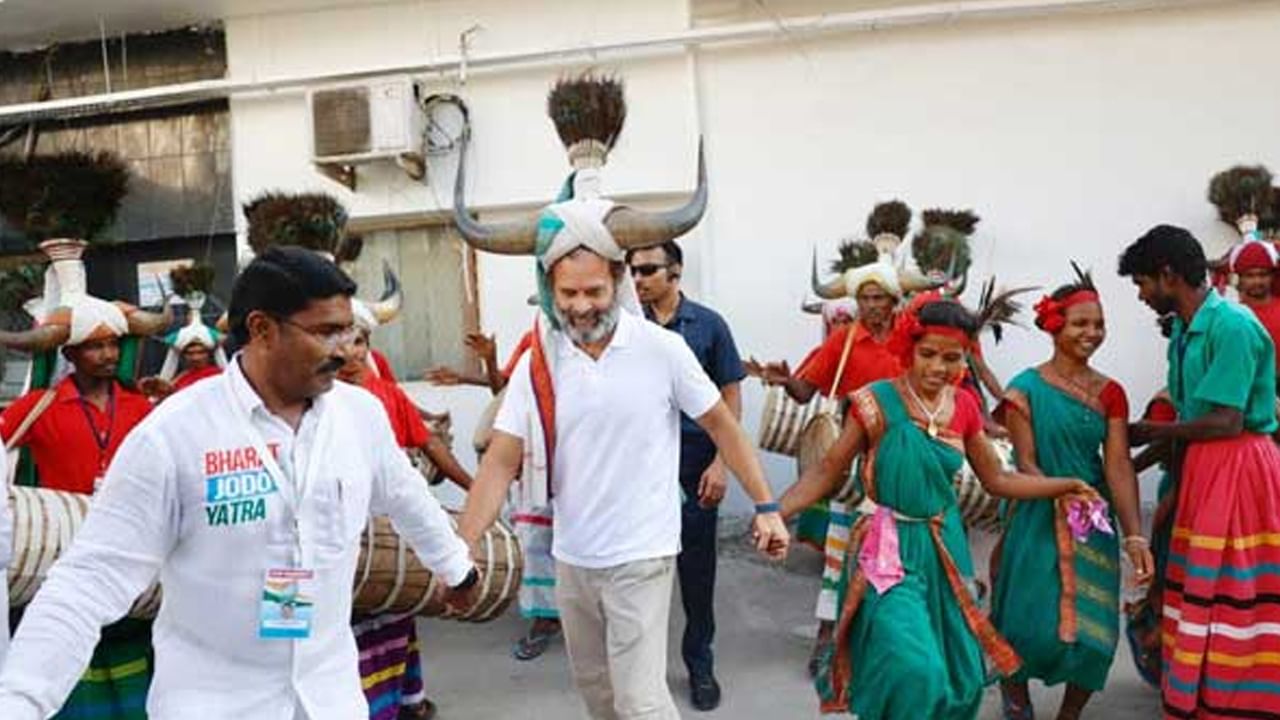 Rahul Gandhi: ఆదివాసీ మహిళలతో కలిసి గుస్సాడీ నృత్యం చేసిన రాహుల్ గాంధీ.. వీడియో చూడండి