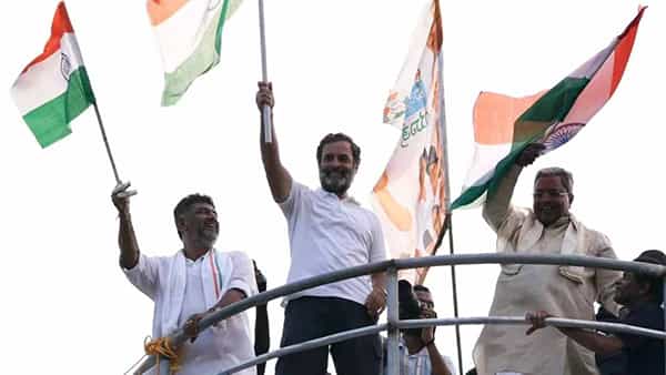 Bharat Jodo Yatra: వాటర్ ట్యాంక్ ఎక్కి జాతీయ జెండాను ఎగురవేసిన రాహుల్ గాంధీ.. ఐక్యతకు చిహ్నంగా అభివర్ణన