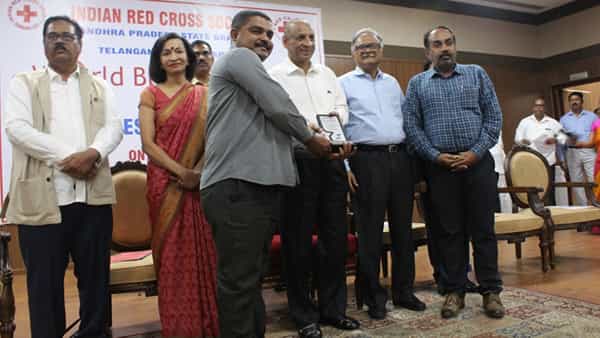 Medak Blood Donor: ఒక్క ఫోన్ కాల్తో ప్రాణదాతగా మారుతున్న యువకుడు.. సొంత ఖర్చుతో రక్తదానం!