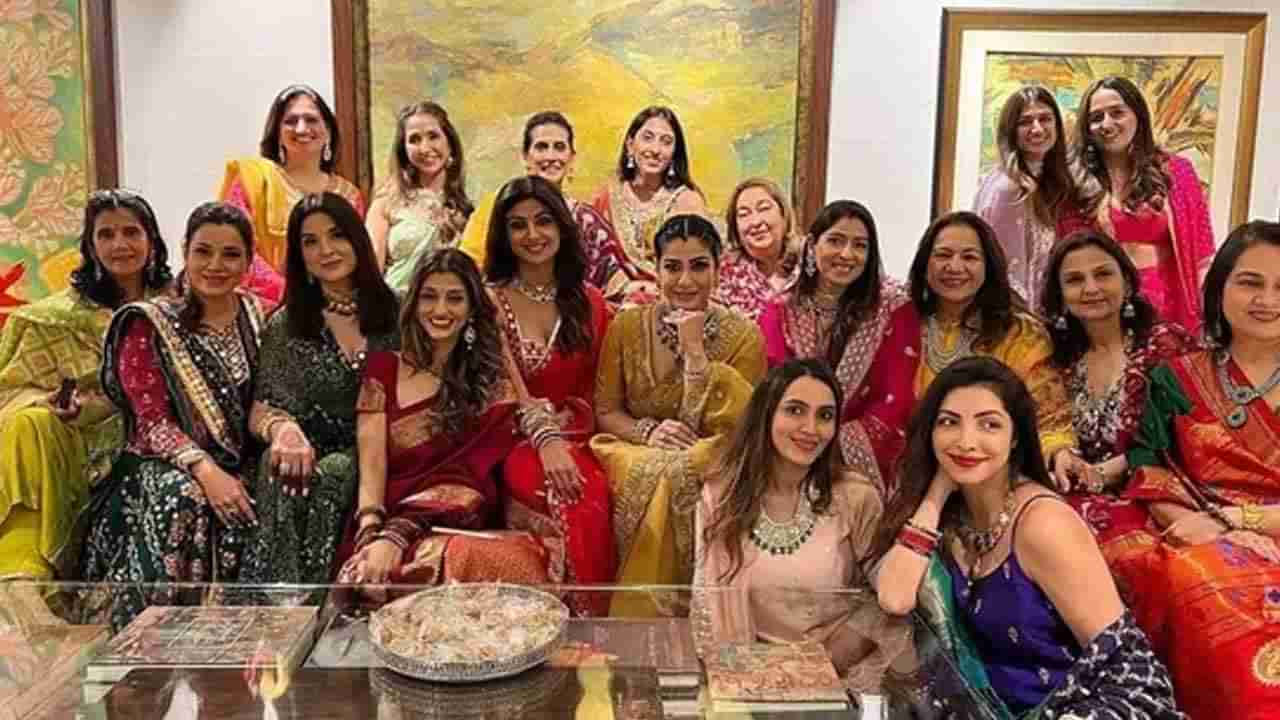 Bollywood Wives: బాలీవుడ్ లో కర్వా చౌత్ సందడి..  ఒకే చోటుకు చేరిన తారామణులు..