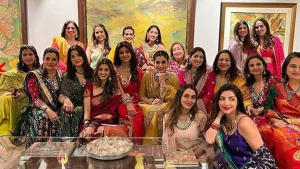 Bollywood Wives: బాలీవుడ్ లో కర్వా చౌత్ సందడి.. ఒకే చోటుకు చేరిన తారామణులు..