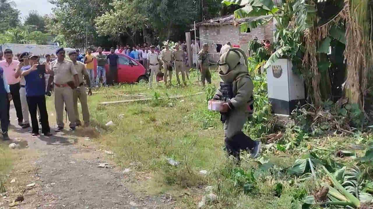 ఆడుకుంటూ వెళ్లి రైలు పట్టాలపై కనిపించిన బాక్స్ తెరిచిన బాలుడు.. ఆపై షాకింగ్ ఘటన