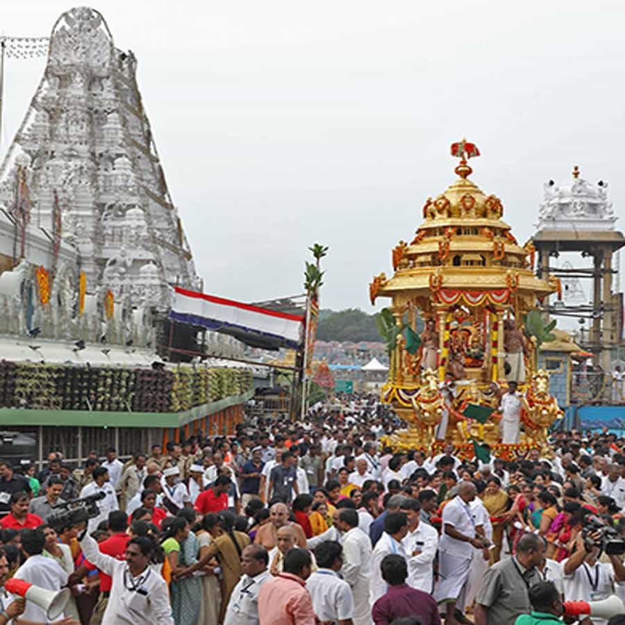 శ్రీవారికి శ్రీ భూదేవులు ఇరుప్రక్కలా ఉన్నారు. శ్రీదేవి(లక్ష్మి) సువర్ణమయి. ఆమే బంగారు కాగా – ఆమెను భరించే స్వామికి బంగారు రథంలో ఊరేగడం ఎంతో ఆనందం. బంగారం శరీరాన్ని తాకుతుంటే శరీరంలో రక్త ప్రసరణ చక్కగా జరుగుతుంది. 