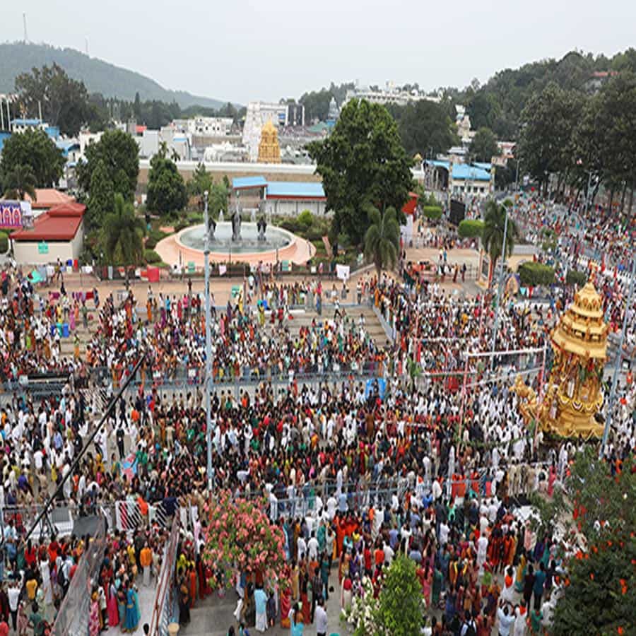 బంగారం మహా శక్తిమంతమైన లోహం. స్వామివారికి కృష్ణావతారంలో దారుకుడు సారథి, శైబ్య, సుగ్రీవ, మేఘపుష్ప, వలాహకాలనేవి నాల్గు గుర్రాలు. శ్రీవారి ఇల్లు బంగారం, ఇల్లాలు బంగారం, ఇంట పాత్రలు, సింహాసనం బంగారుది, కావున స్వర్ణరథం శ్రీవారికి అత్యంత ప్రీతిపాత్రమైనది.