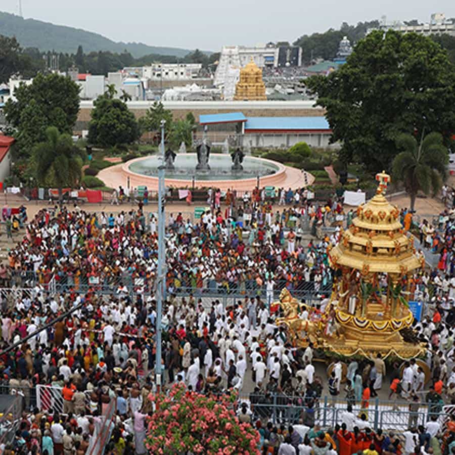 ‘స్వర్ణ’ మంటే ‘బాగా ప్రకాశించేది’ అని వ్యుత్పత్తి. స్వర్ణం లభించేది భూమి నుండే. కనుక ఇరువైపులా శ్రీదేవి, భూదేవీ ఉండగా శ్రీవారుమధ్యలో ఉండి, స్వర్ణరథంలో ఊరేగడం స్వామివారి మహోన్నతినీ, సార్వభౌమత్వాన్నీ, శ్రీసతిత్వాన్నీ, భూదేవీనాథత్వాన్నీ సూచిస్తూంది.