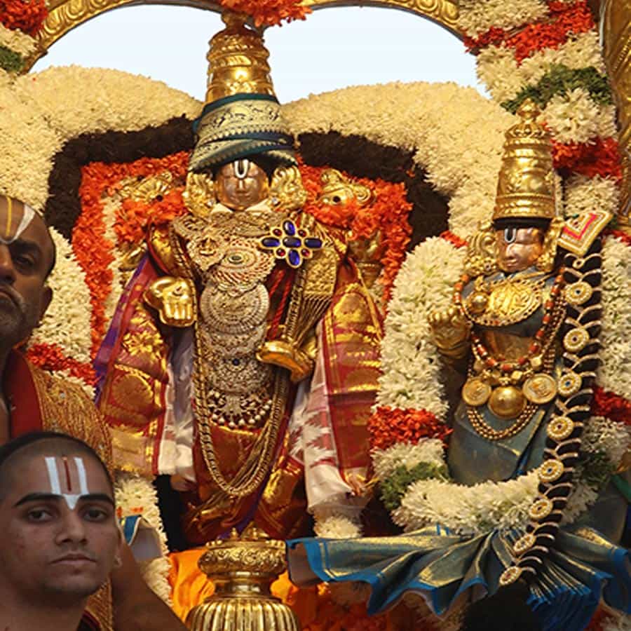 దాసభక్తుల నృత్యాలతోను, భజనబృందాల కోలాహలం, మంగ‌ళ‌వాయిధ్యాల న‌డుమ తిరు మాడవీధులలో కడురమణీయంగా స్వ‌ర్ణర‌థోత్స‌వం అత్యంత వైభ‌వంగా జరిగింది. 