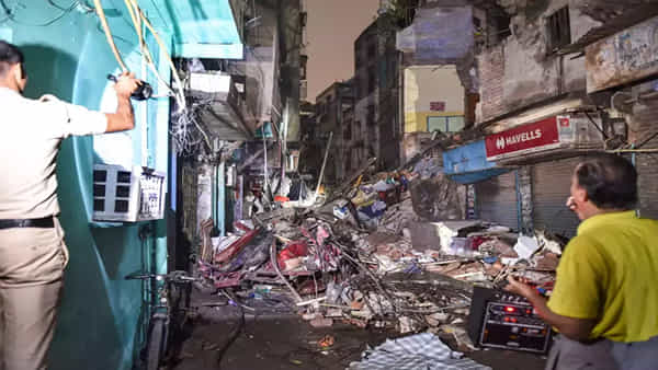 Building Collapse in Delhi: ఢిల్లీలో విషాదం.. భవనం కుప్పకూలి నాలుగేళ్ల చిన్నారి సహా ముగ్గురు మృతి..