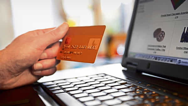 Credit Card: క్రెడిట్, డెబిట్ కార్డులను కూడా లాక్ చేసుకోవచ్చన్న విషయం మీకు తెలుసా..?