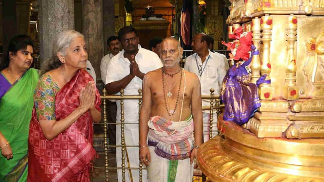 Tirumala: తిరుమల శ్రీవారిని దర్శించుకున్న కేంద్ర ఆర్ధిక మంత్రి .. భక్తులతో మాట్లాడి సందడి చేసిన నిర్మలా సీతారామన్