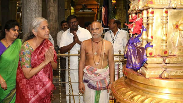 Tirumala: తిరుమల శ్రీవారిని దర్శించుకున్న కేంద్ర ఆర్ధిక మంత్రి .. భక్తులతో మాట్లాడి సందడి చేసిన నిర్మలా సీతారామన్