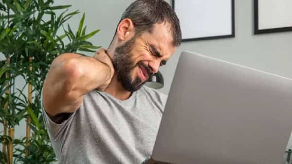 Cervical Spondylitis: వయసుతో సంబంధం లేకుండా సర్వైకల్ స్పాండిలోసిస్ బారిన పడుతున్న ప్రజలు.. నిపుణుల సలహాలు ఏమిటంటే..