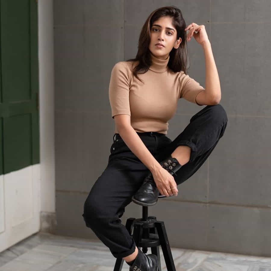 షార్ట్ ఫిలిమ్ లతో కెరీర్ మొదలు పెట్టి నటిగా మంచి గుర్తింపు సంపాదించుకుంది నటి చాందిని చౌదరి. తనదైన అందం, నటనతో అనతి కాలంలోనే మంచి గుర్తింపు సంపాదించుకుందీ వైజాగ్ బ్యూటీ. తెలుగులో కేటుగాడు, కుందనపు బొమ్మ, శమంతకమణి, హౌరా బ్రిడ్జి వంటి చిత్రాల్లో నటించింది.
