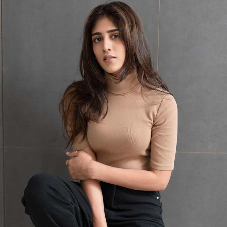 షార్ట్ ఫిలిమ్ లతో కెరీర్ మొదలు పెట్టి నటిగా మంచి గుర్తింపు సంపాదించుకుంది నటి చాందిని చౌదరి. తనదైన అందం, నటనతో అనతి కాలంలోనే మంచి గుర్తింపు సంపాదించుకుందీ వైజాగ్ బ్యూటీ. తెలుగులో కేటుగాడు, కుందనపు బొమ్మ, శమంతకమణి, హౌరా బ్రిడ్జి వంటి చిత్రాల్లో నటించింది.
