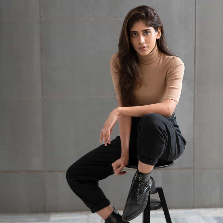 షార్ట్ ఫిలిమ్ లతో కెరీర్ మొదలు పెట్టి నటిగా మంచి గుర్తింపు సంపాదించుకుంది నటి చాందిని చౌదరి. తనదైన అందం, నటనతో అనతి కాలంలోనే మంచి గుర్తింపు సంపాదించుకుందీ వైజాగ్ బ్యూటీ. తెలుగులో కేటుగాడు, కుందనపు బొమ్మ, శమంతకమణి, హౌరా బ్రిడ్జి వంటి చిత్రాల్లో నటించింది.

