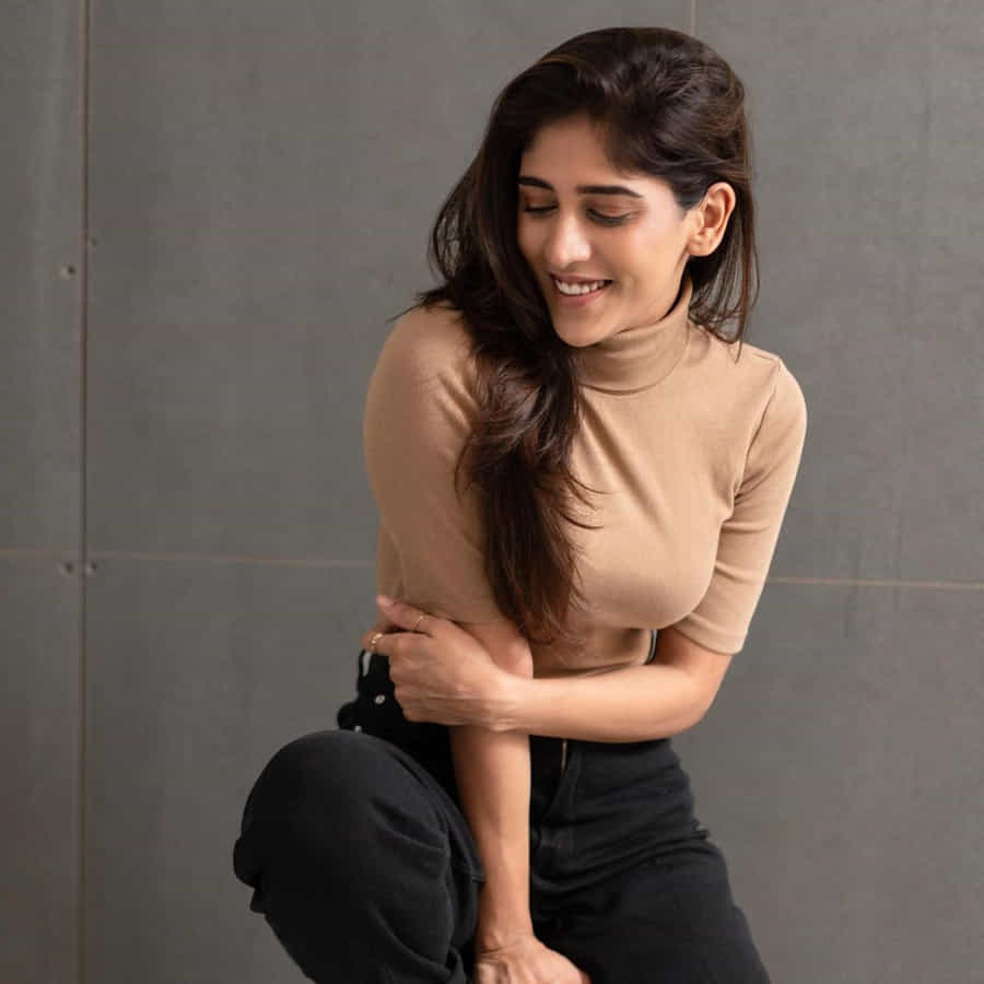 షార్ట్ ఫిలిమ్ లతో కెరీర్ మొదలు పెట్టి నటిగా మంచి గుర్తింపు సంపాదించుకుంది నటి చాందిని చౌదరి. తనదైన అందం, నటనతో అనతి కాలంలోనే మంచి గుర్తింపు సంపాదించుకుందీ వైజాగ్ బ్యూటీ. తెలుగులో కేటుగాడు, కుందనపు బొమ్మ, శమంతకమణి, హౌరా బ్రిడ్జి వంటి చిత్రాల్లో నటించింది.

