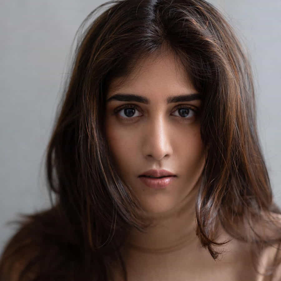షార్ట్ ఫిలిమ్ లతో కెరీర్ మొదలు పెట్టి నటిగా మంచి గుర్తింపు సంపాదించుకుంది నటి చాందిని చౌదరి. తనదైన అందం, నటనతో అనతి కాలంలోనే మంచి గుర్తింపు సంపాదించుకుందీ వైజాగ్ బ్యూటీ. తెలుగులో కేటుగాడు, కుందనపు బొమ్మ, శమంతకమణి, హౌరా బ్రిడ్జి వంటి చిత్రాల్లో నటించింది.
