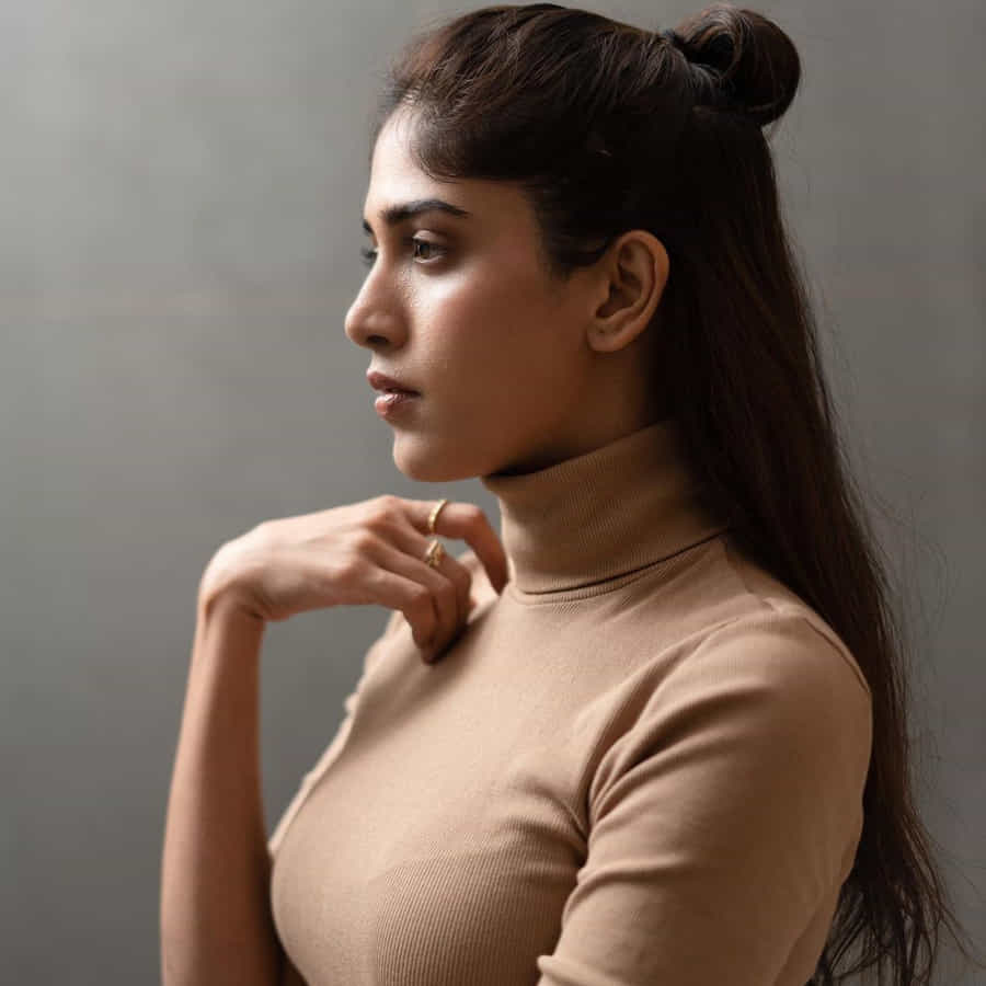 షార్ట్ ఫిలిమ్ లతో కెరీర్ మొదలు పెట్టి నటిగా మంచి గుర్తింపు సంపాదించుకుంది నటి చాందిని చౌదరి. తనదైన అందం, నటనతో అనతి కాలంలోనే మంచి గుర్తింపు సంపాదించుకుందీ వైజాగ్ బ్యూటీ. తెలుగులో కేటుగాడు, కుందనపు బొమ్మ, శమంతకమణి, హౌరా బ్రిడ్జి వంటి చిత్రాల్లో నటించింది.
