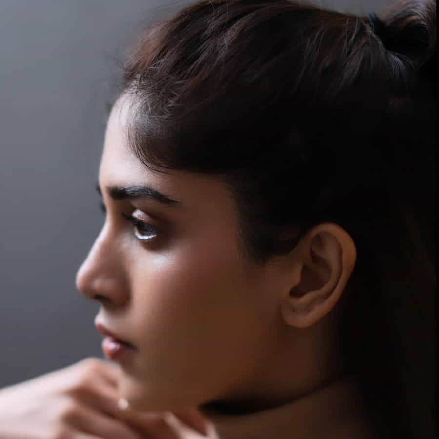 షార్ట్ ఫిలిమ్ లతో కెరీర్ మొదలు పెట్టి నటిగా మంచి గుర్తింపు సంపాదించుకుంది నటి చాందిని చౌదరి. తనదైన అందం, నటనతో అనతి కాలంలోనే మంచి గుర్తింపు సంపాదించుకుందీ వైజాగ్ బ్యూటీ. తెలుగులో కేటుగాడు, కుందనపు బొమ్మ, శమంతకమణి, హౌరా బ్రిడ్జి వంటి చిత్రాల్లో నటించింది.
