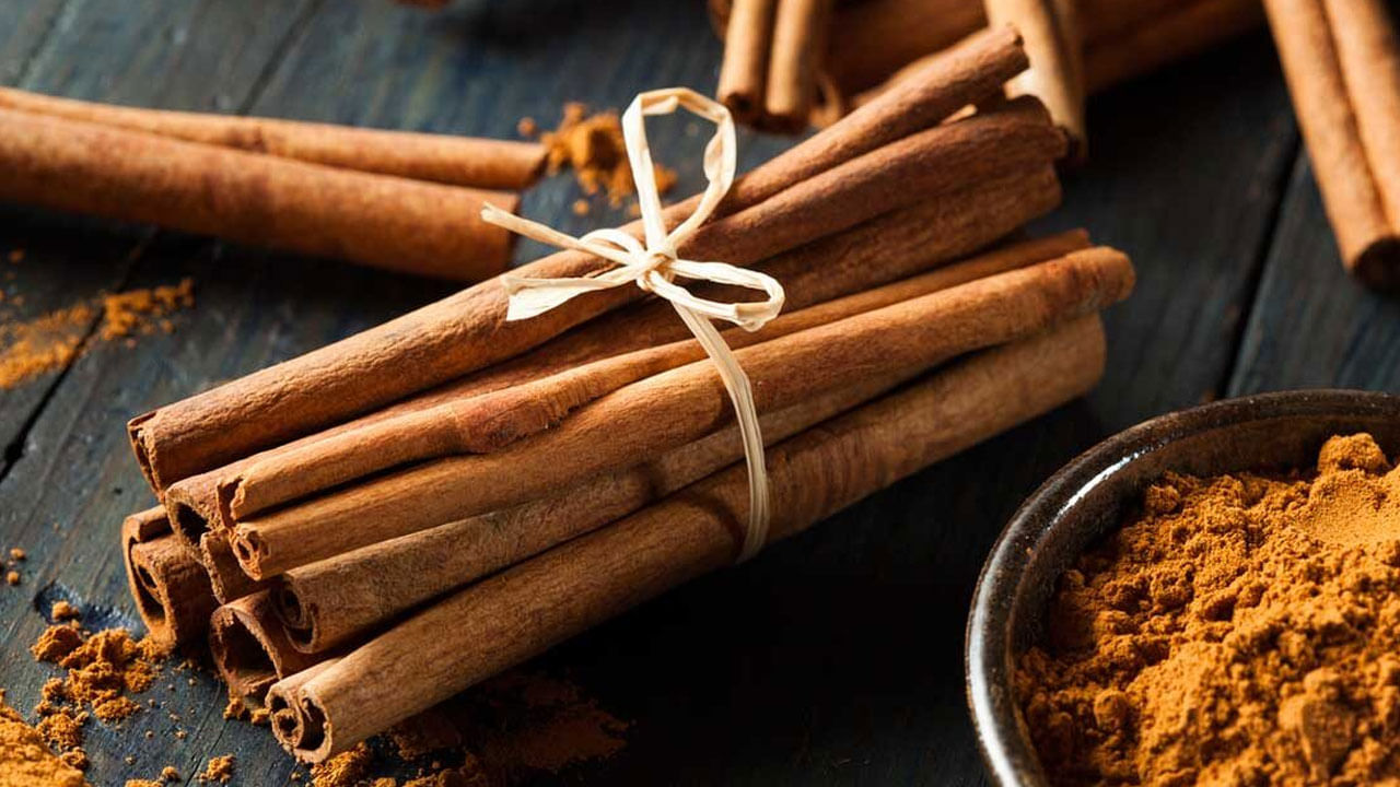 Cinnamon Benefits: చలికాలంలో అలాంటి వారికి వరం దాల్చిన చెక్క.. రోజూ చిటికెడు పొడి తీసుకుంటే.. - Telugu News | Cinnamon health benefits in winter season dalchina chekka benefits in Telugu ...