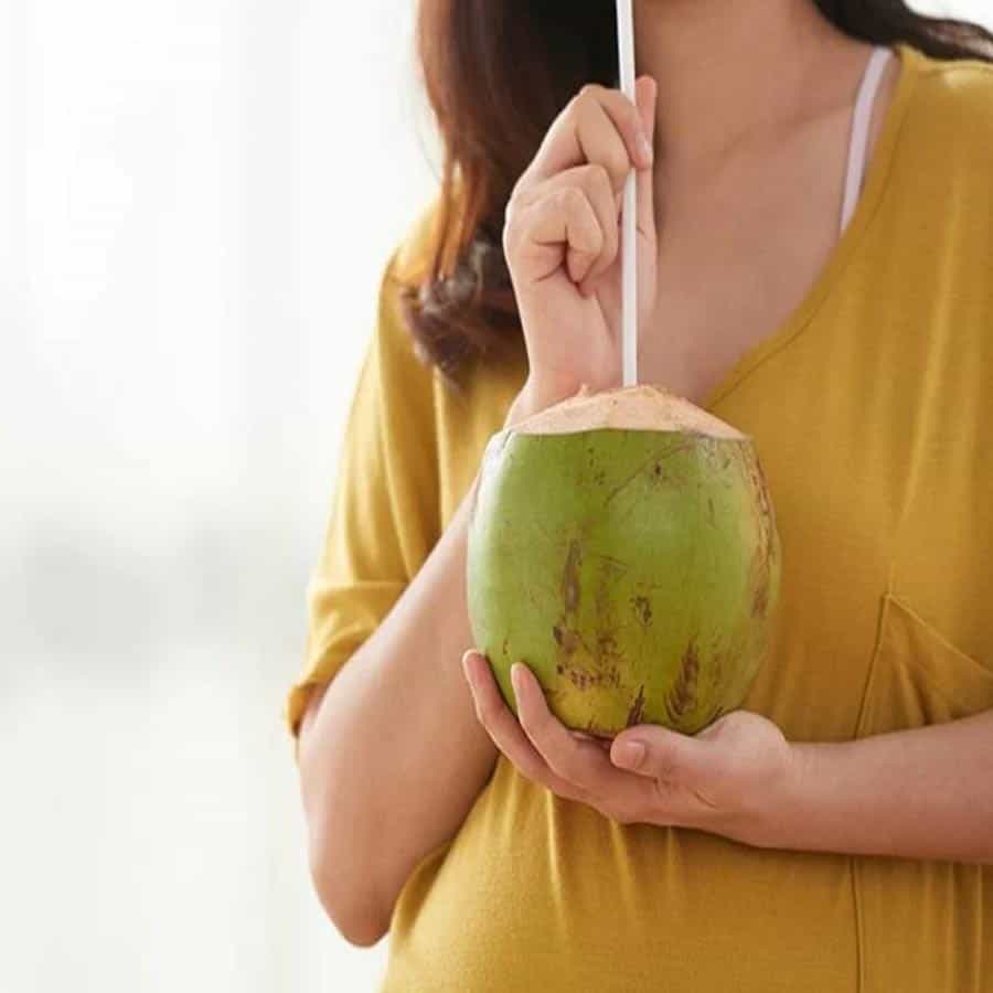 కొబ్బరి నీళ్లలో పొటాషియం పుష్కలంగా ఉంటుంది. కొత్త చర్మ కణాల పెరుగుదలకు కొబ్బరి నీళ్లు సహాయపడతాయి.