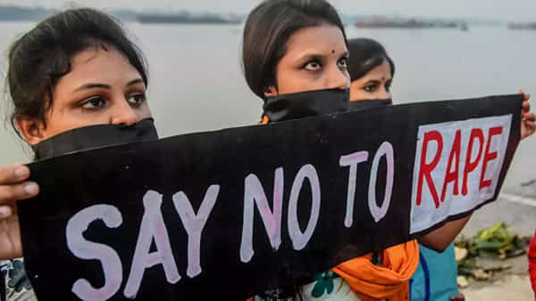 Delhi: దేశ రాజధాని ఢిల్లీలో ఘోరం.. రోడ్డుపై సూట్కేస్.. ఓపెన్ చేయగా భయంకరమైన దృశ్యం.. నగ్నంగా..
