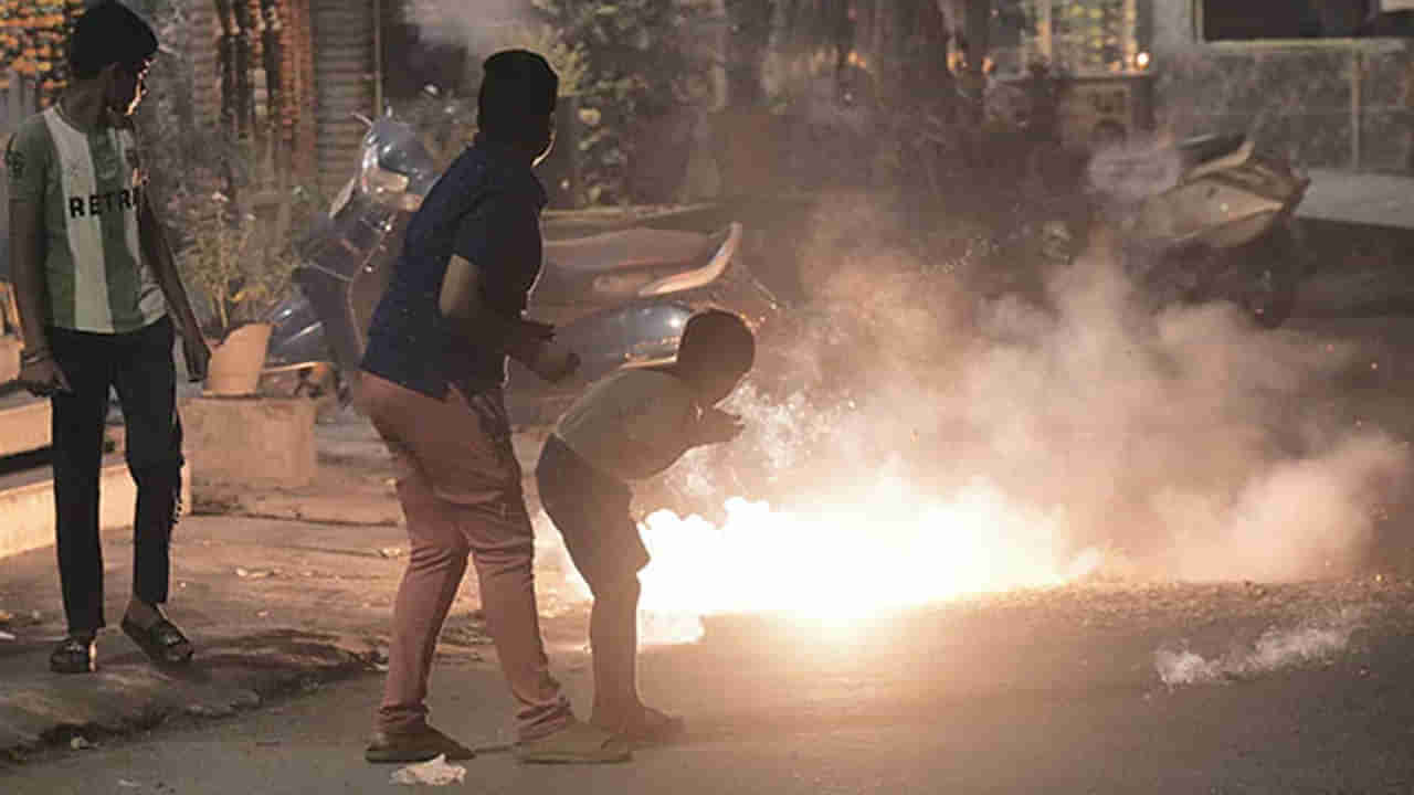 నిషేధమున్నా క్రాకర్స్ కాల్చారు.. దెబ్బకు పడిపోయిన గాలి నాణ్యత.. ఆ లిస్టులో ఢిల్లీదే టాప్ ప్లేస్..