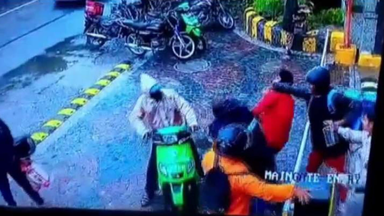 ఓరీ దేవుడో.. సెక్యూరిటీ గార్డ్ వర్సెస్ ఫుడ్ డెలివరీ ఏజెంట్.. కర్రలతో తెగ కుమ్మేసుకున్నారు..ఎందుకో పాపం..!