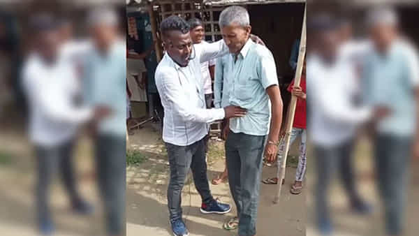 Desi Treatment: గ్యాస్ నొప్పికి దేశీయ ట్రీట్మెంట్.. వీడియో చూసి.. కిడ్నీలు జాగ్రత్త అంటోన్న నెటిజన్లు..