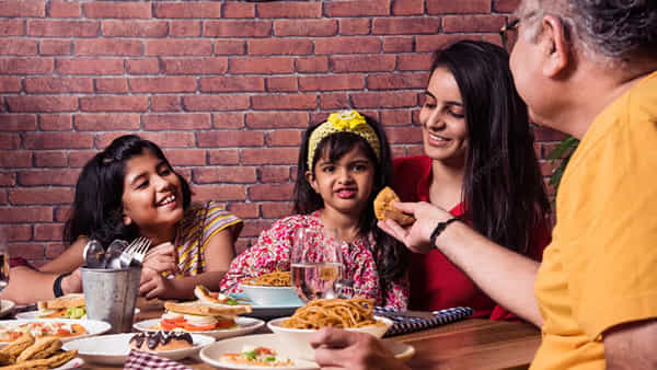 డైనింగ్ టేబుల్పై ఎప్పుడూ ఉండే ఈ పదార్థాలు మీ ఆరోగ్యానికి పెను ముప్పు.. పక్కన పెట్టకపోతే ప్రమాదంలో పడినట్లే