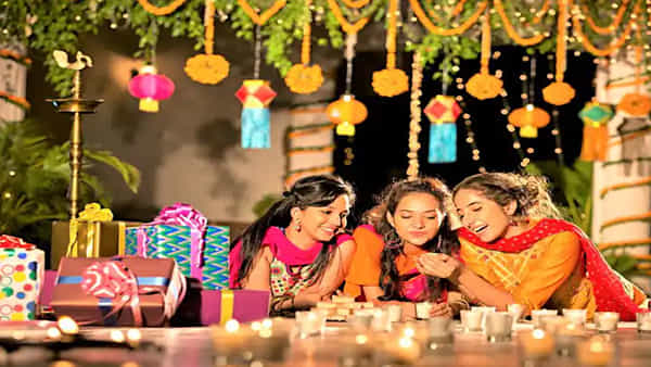 Diwali holidays: దీపావళికి 10 రోజుల సెలవు.. మరింత వేడుకగా పండగ సంబరాల్లో ఉద్యోగులు..!