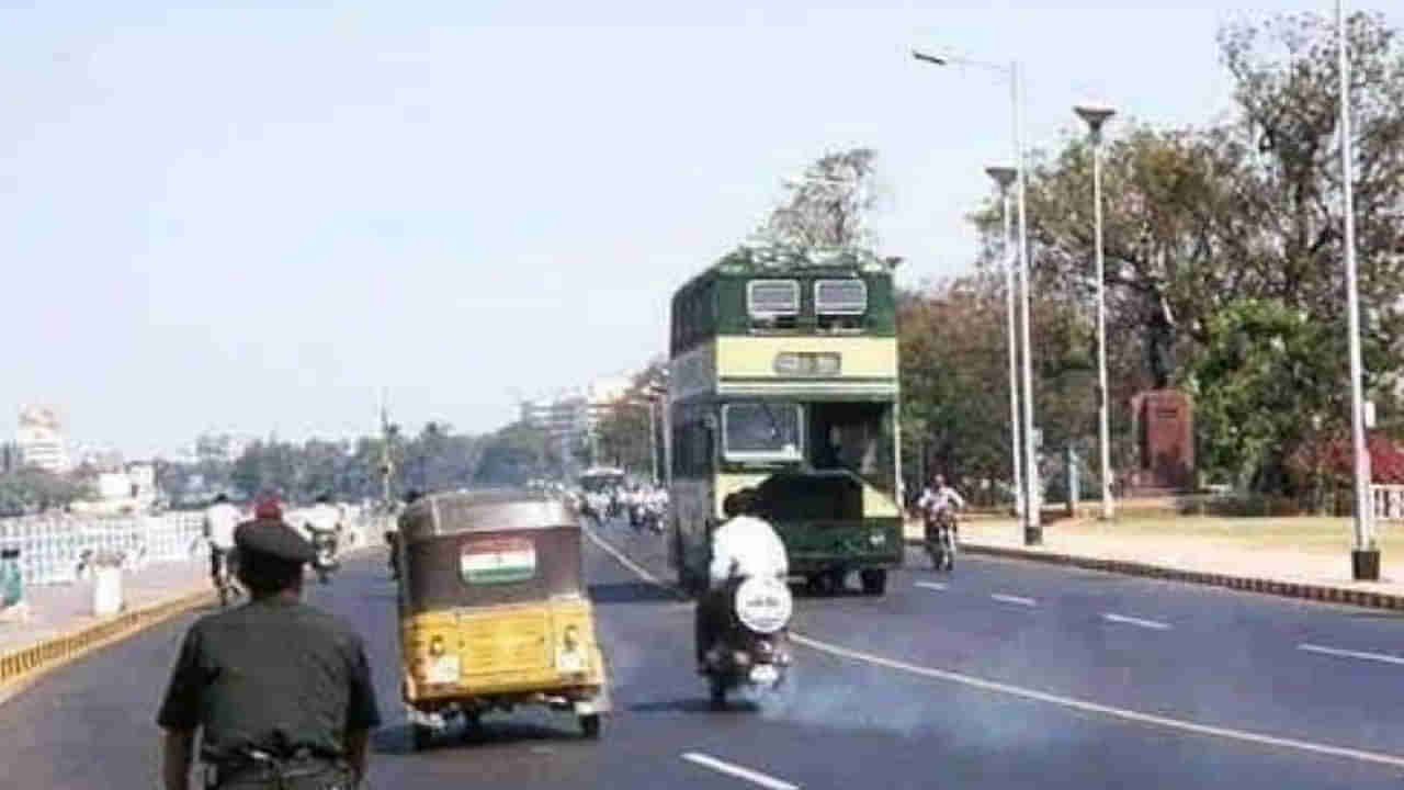 Hyderabad: మళ్ళీ త్వరలో భాగ్యనగరం వీధుల్లో చక్కర్లు కొట్టనున్న డబుల్ డెక్కర్ బస్సులు.. ఎలక్ట్రికల్ బస్సులపై ఆర్టీసీ దృష్టి..