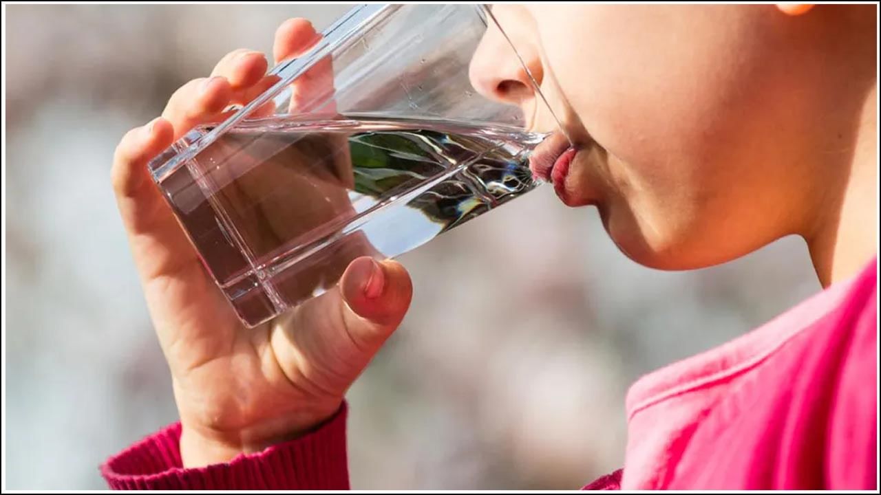 Drinking Water: నీరు అధిక రక్తపోటును నియంత్రిస్తుందా..? రోజుకు ఎన్ని లీటర్ల నీరు తాగాలి!