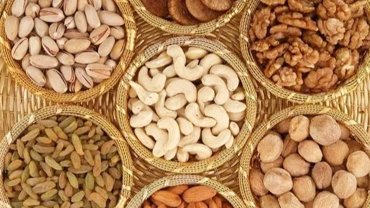 Dry Fruits: డ్రై ఫ్రూట్స్‌ ఇలా తింటే ఎన్నో ఆరోగ్య ప్రయోజనాలు.. విటమిన్-ఎ ఉండే పదార్థాలు ఇవే..