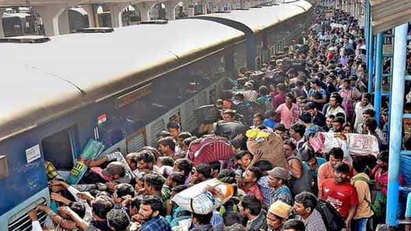 Hyderabad: పల్లె బాట పడుతోన్న పట్నం.. రద్దీగా మారిన బస్టాండ్ లు.. కిటకిటలాడుతున్న రైల్వే స్టేషన్ లు..