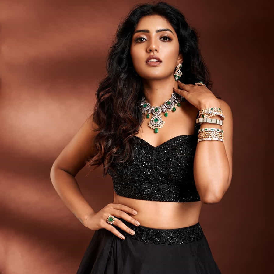 టాలీవుడ్ తెలుగింటి అందం ఈషా రెబ్బా అంతకుముందు ఆ తర్వాత చిత్రంతో వెండితెరకు పరిచయమైంది. మొదటి సినిమాతోనే అందం, అభినయపరంగా మంచి మార్కులు తెచ్చుకుంది.