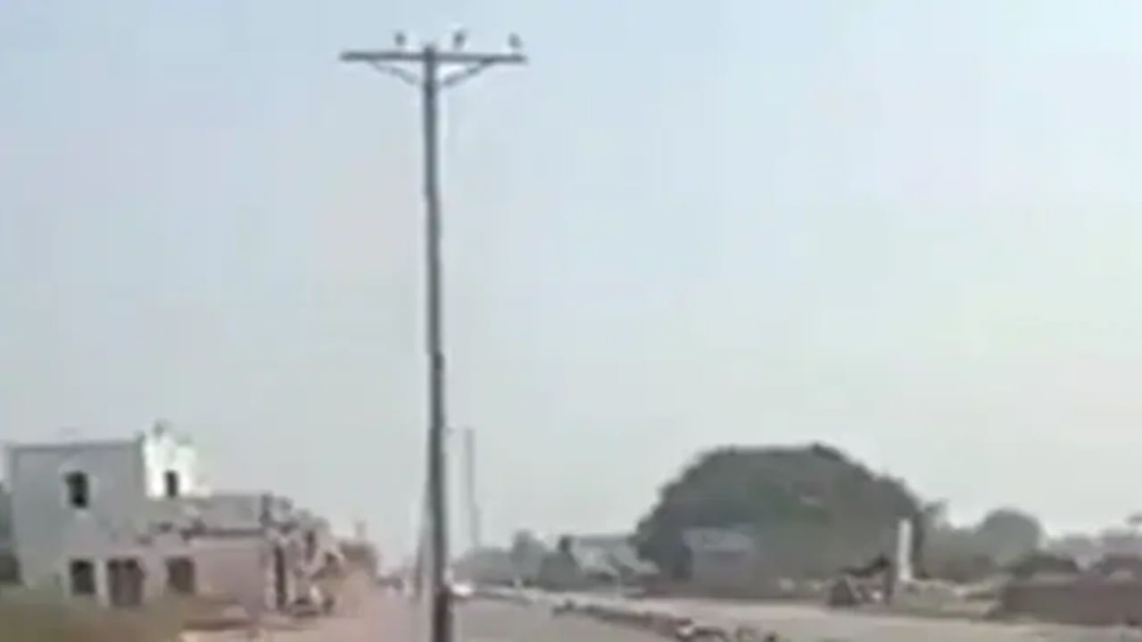 అరే ఏంట్రా ఇది.. కరెంట్ స్తంబాలు పెట్టడానికి వేరే చోటే దొరకలేదా.? నోరెళ్లబెట్టిన నెటిజన్లు..