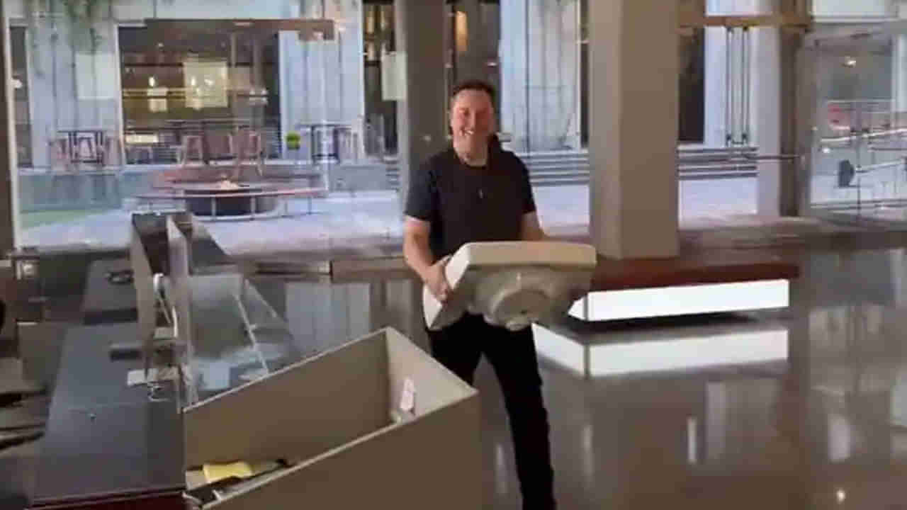 Elon Musk: ఎలన్ మస్క్‌తో అట్లుంటది మరి.. ట్విట్టర్‌ ఆఫీసుకు వెళ్తూ సింక్‌ మోసుకెళ్లాడు.. వీడియో