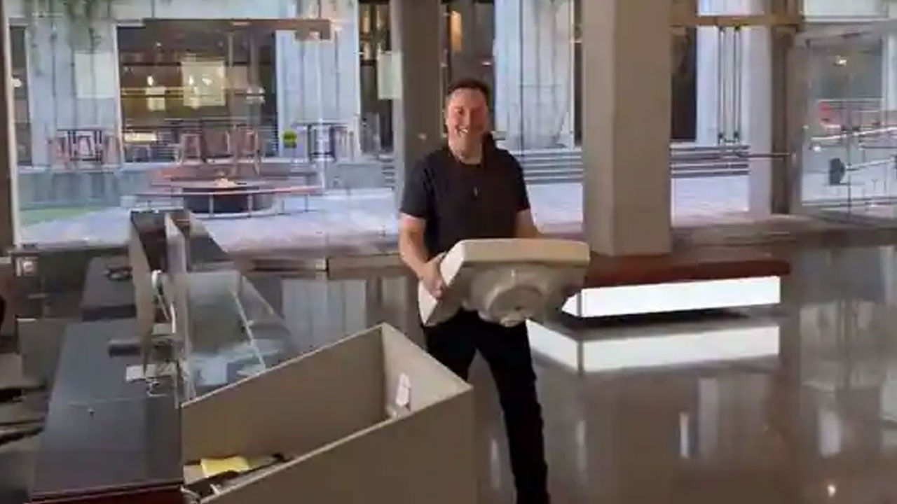 Elon Musk: ఎలన్ మస్క్‌తో అట్లుంటది మరి.. ట్విట్టర్‌ ఆఫీసుకు వెళ్తూ సింక్‌ మోసుకెళ్లాడు.. వీడియో