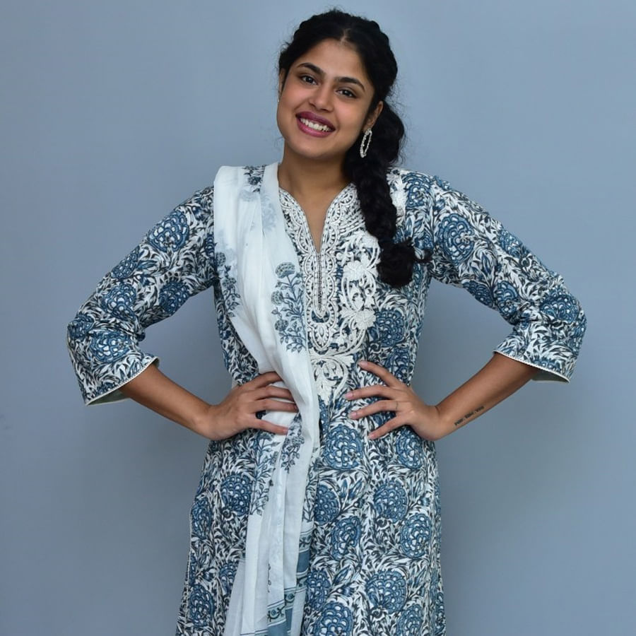 ఒకే ఒక్క సినిమాతో క్రేజీ హీరోయిన్ గా పేరు తెచ్చుకున్న హైదరాబాదీ బ్యూటీ ఫరియా అబ్దుల్లా.. జాతిరత్నాలు సినిమాతో ఫరియా అబ్దుల్లాకు మంచి గ్లామరస్ తారగా గుర్తింపు వచ్చింది. ఫరియా అందాలకి అబ్బాయిల ఫిదా అంతే.. తాజా ఫొటోస్ తో మరోసారి హల్ చల్ చేస్తుంది ఈ అమ్మడు.