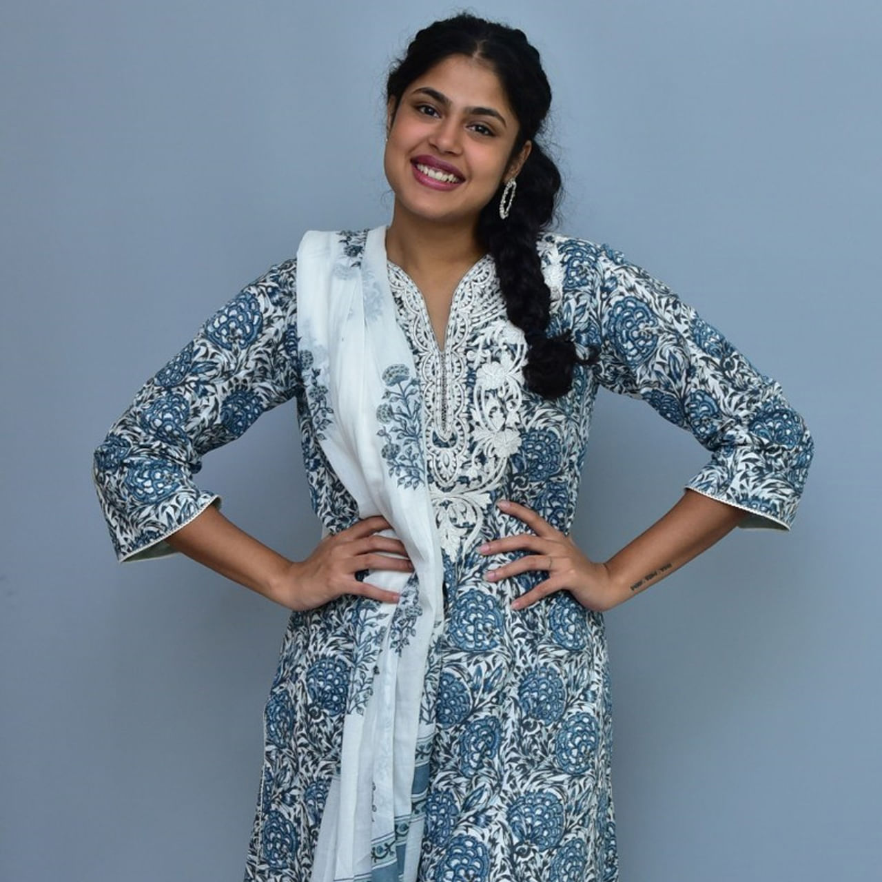 ఒకే ఒక్క సినిమాతో క్రేజీ హీరోయిన్ గా పేరు తెచ్చుకున్న హైదరాబాదీ బ్యూటీ ఫరియా అబ్దుల్లా.. జాతిరత్నాలు సినిమాతో ఫరియా అబ్దుల్లాకు మంచి గ్లామరస్ తారగా గుర్తింపు వచ్చింది. ఫరియా అందాలకి అబ్బాయిల ఫిదా అంతే.. తాజా ఫొటోస్ తో మరోసారి హల్ చల్ చేస్తుంది ఈ అమ్మడు.